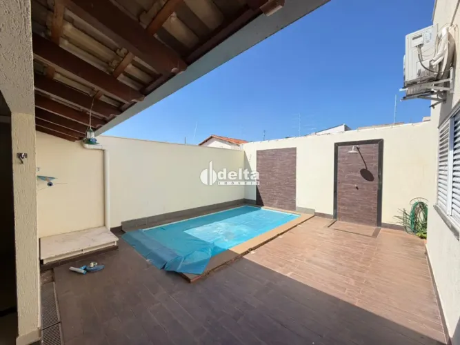 Casa residencial com 3 quartos com armários sendo 1 suíte e área de lazer com piscina e ch