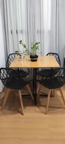 Jogo de mesa com 4 cadeiras