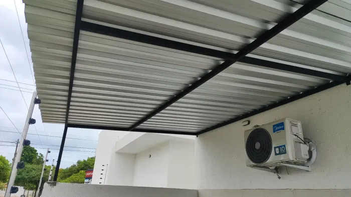 Coberta de garagem e área 