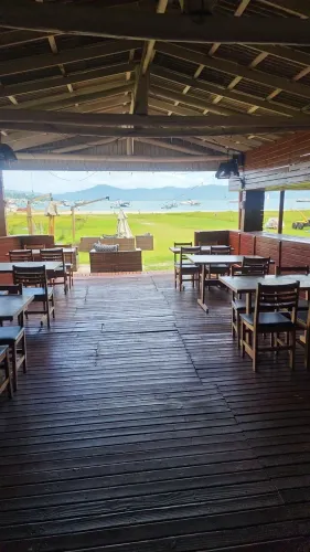 restaurante na praia canajure frente ao mar