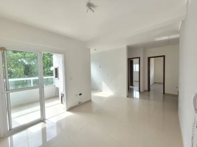 Apartamento com 2 dormitórios + sacada à 500m da Praia do Santinho! Confira!