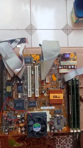 Placa Mãe antiga M598 sis 530 processador k6 - 2 500 mhz e 256mb ram com cooler 