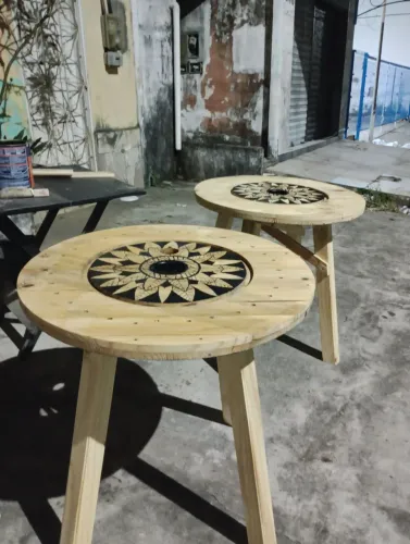 Mesas com tampo de bobina estilizado