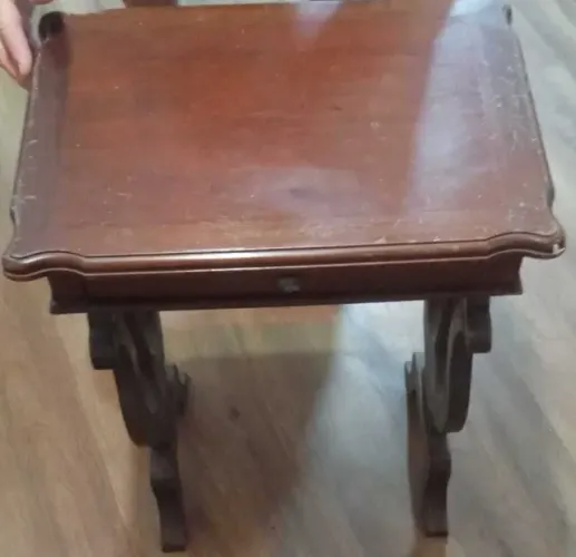 Mesa Lateral de Canto Clássica / Mesa Auxiliar com Gaveta em Madeira