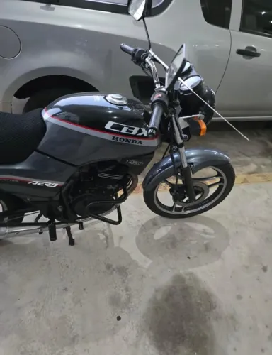Vendo moto Honda CBX150 Colecionador