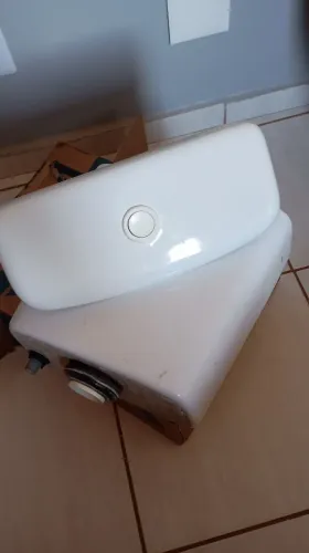 Vendo uma caixa de descarga completa semi nova