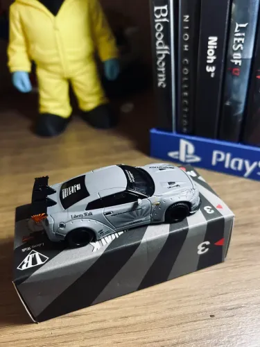 Nissan GT-R (R35) LB-Works da Liberty Walk na cor cinza fosco (Matte Grey) Mini GT