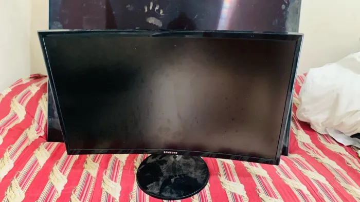 Título: Monitor Curvo Samsung 24" (Modelo C24F390FH) - Com Defeito no Display para Peças
