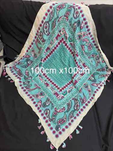 Lenço estilo boho, estampa paisley em tons de verde água e rosa, com detalhes nas pontas.