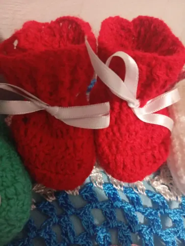 Sapatinhos de lã , cores variadas, serve para recém nascido e de 1 a 3 meses.