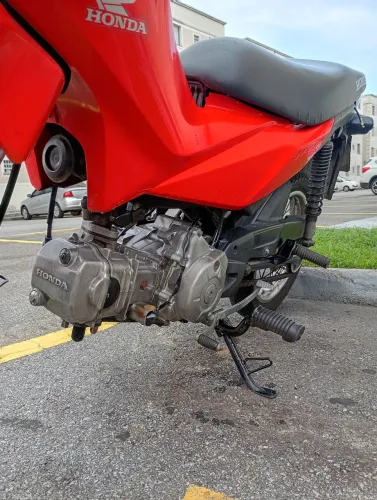 Honda pop vermelha.