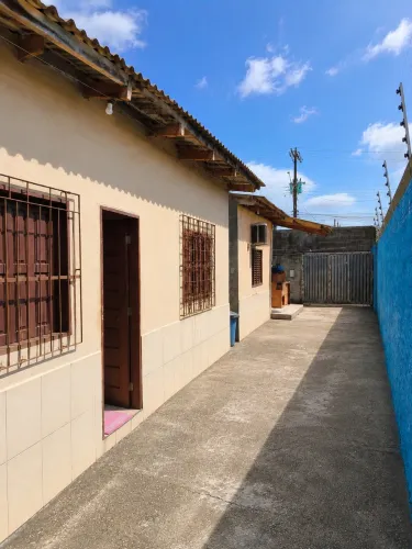 VILA À VENDA COM 3 CASAS
