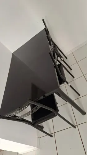 Vende-se linda mesa de jantar com 4 cadeiras
