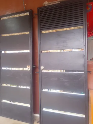 Vendo essas duas portas, 450 cada, motivo viajem, ZAP *