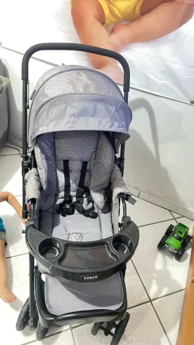 Carrinho com bebê conforto