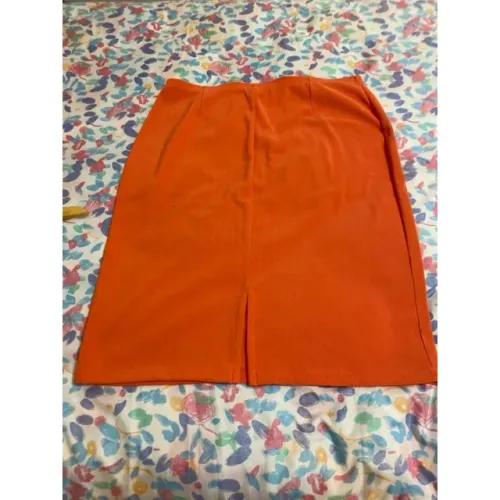 Saia Feminina Laranja Reta Clássica Elegante.