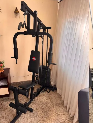 Aparelho de musculação múltiplas 