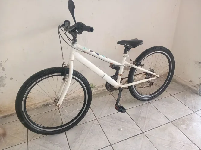 Vendo bicicleta infantil aro 24 na cor branca valor 240 sou da zona norte.