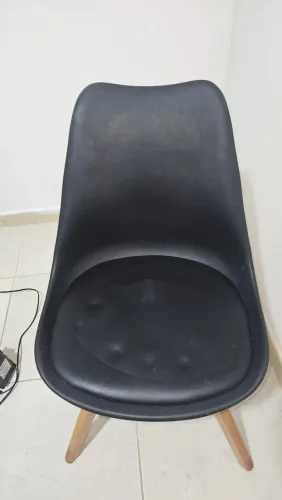 Cadeira Eams acolchoada preta