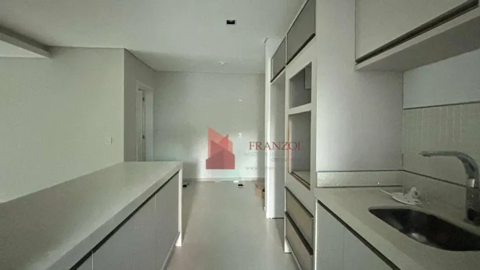 LOCAÇÃO: Apartamento de 132m² e com 3 suítes a poucos metros da praia - Cabeçudas, Itajaí