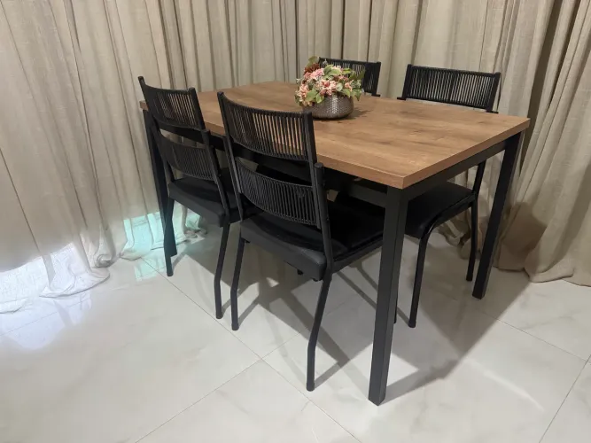 Conjunto de mesa de jantar seminovo 5 meses de uso