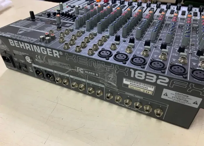 MESA DE SOM BEHRINGER XENYX 1832FX