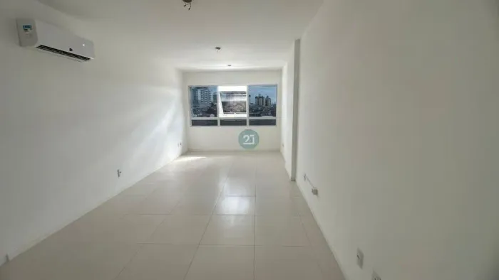 Alugo sala comercial com 40m², 01 lavabo, 01 vaga de garagem, localizado em Capoeiras, no 