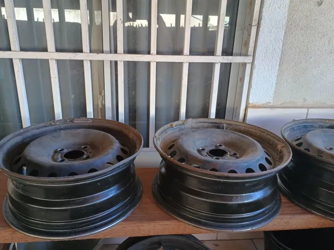  Vendo jogo de rodas originais Renault Sandero aro 15 com calotas.