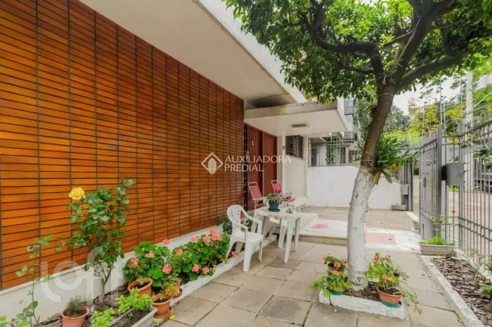 Ampla casa de esquina na Av. Palmeira