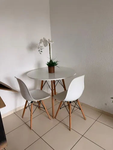 Mesa redonda com tampo de vidro com 2 cadeiras