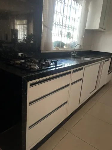 Vendo cozinha em MDF branca ,engrossada, completa. Impecável. 