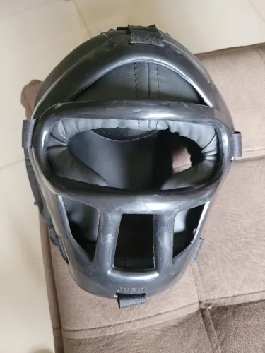 Protetor de cabeça para boxe com grade