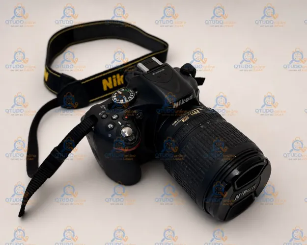 Nikon D5100 com lente Nikkor 18-55 mm.