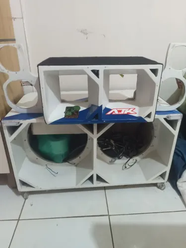 Vendo estrutura no ponto de montar, Grave de 15, médio de 8, LEDs, strobos novos.