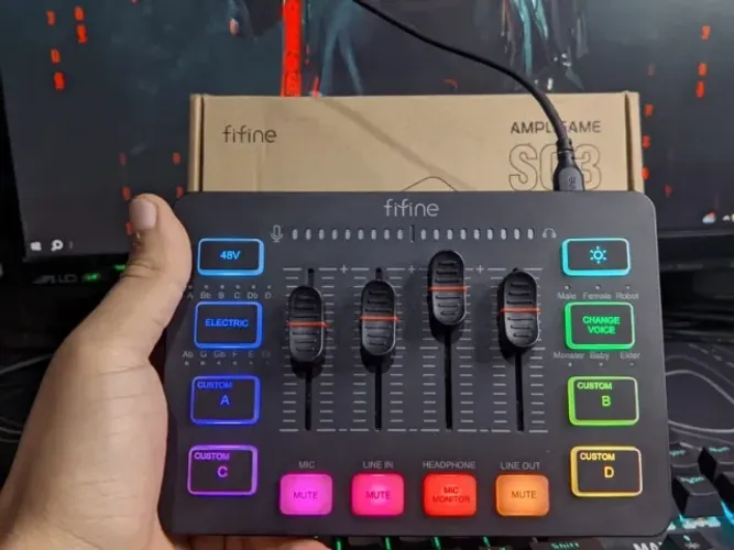 Mesa de Som Fifine SC3 Interface de Áudio RGB USB/XLR com Efeitos de Som