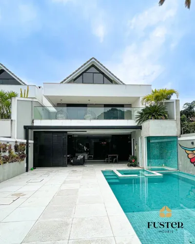 Casa Triplex à Venda no Condomínio Interlagos de Itaúna, na Barra da Tijuca.