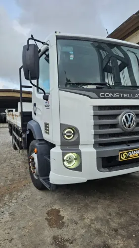 VW 17.210 2024 em ótimo estado de conservação com manutenção todas feita no concessionario