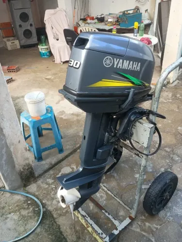 Motor Yamaha 2 tempos 30 hp com partida elétrica