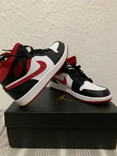 AIR JORDAN 1 MID