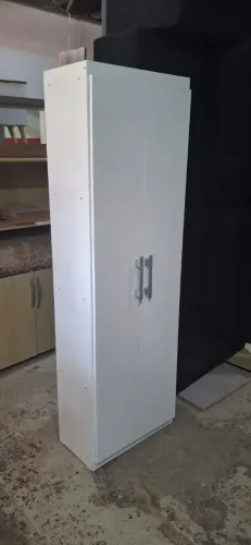 Armário multiuso branco, de 2 portas, em bom estado.