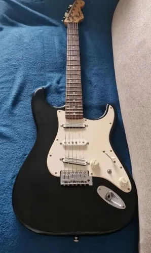 Guitarra Squier Affinity com captadores Malagoli