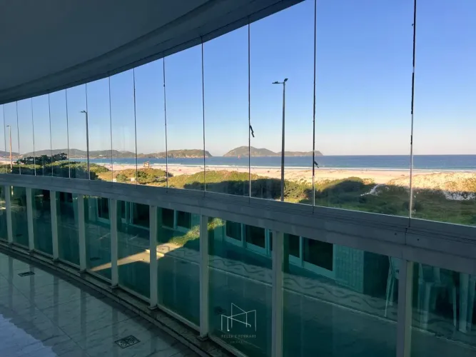 Apartamento frente mar, com 04 quartos todo mobilado.