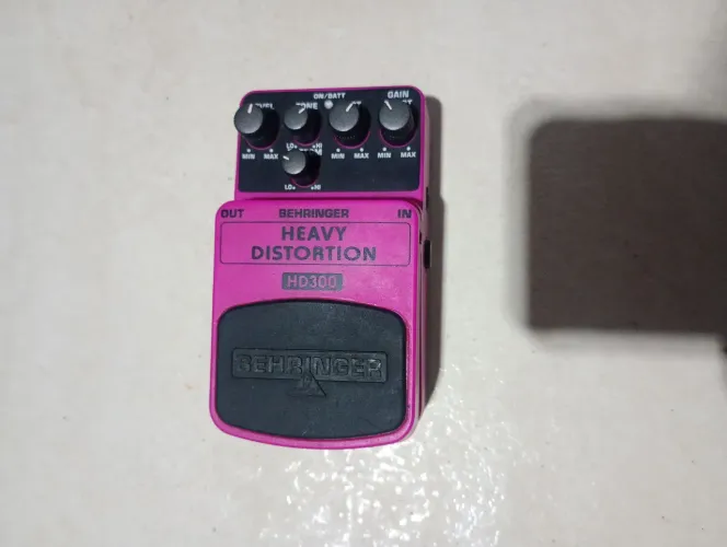 Pedal Behringer heavy distortion hd300 para guitarra