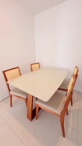 Mesa de Jantar 4 lugares de madeira + tampo de vido c/ 2 meses de uso