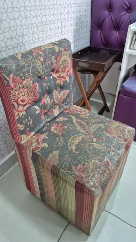 Cadeira tipo puff revestida decorativa salão desig estética decoração