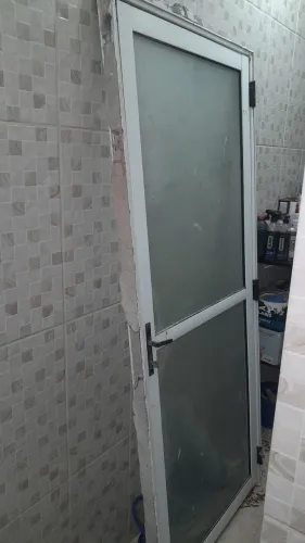 Porta de vidro em boas condições