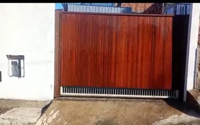 Portao de contra peso estrutura de ferro ,chapado em madeira 