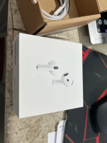 Fone de ouvido Airpods 4 com Cancelamento Ativo de Ruído