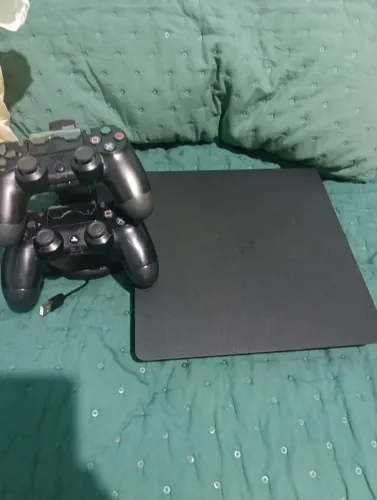 Ps4 1tb com 3controles e torre de carregamento pasta termica trocada e limpeza feita