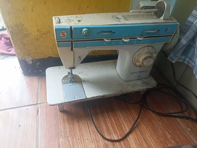 Máquina de costura Singer vendo só cara a cara